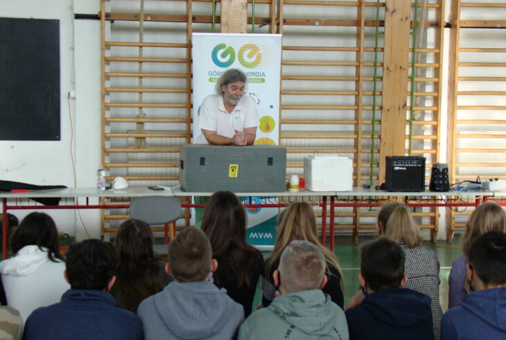 2022.01.07. - G�rd�l� fizika bemutat� �ra